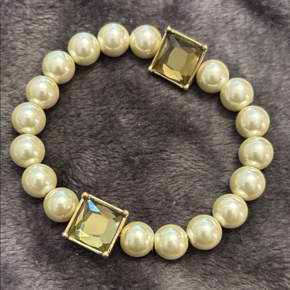 Elegant faux Pearl and Gold tone with false stone accents Stretch Bracelet